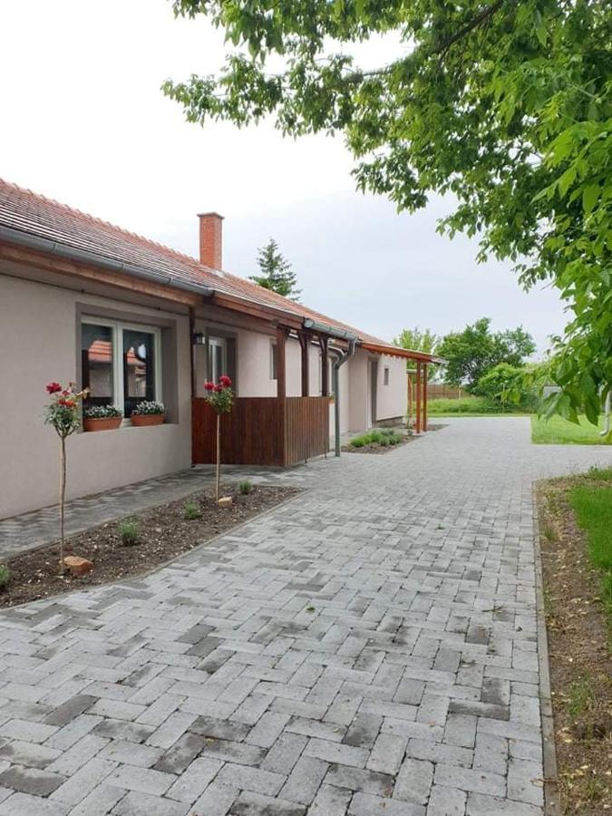 Kajari Apartmanhaz Balatonfőkajár Extérieur photo