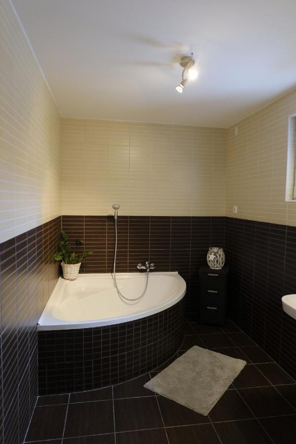 Kajari Apartmanhaz Balatonfőkajár Extérieur photo